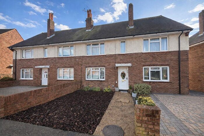 2 Bedroom Maisonette For Sale In Chelmsford Avenue, Romford, RM5