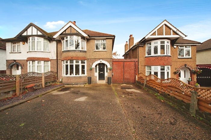 4 Bedroom Semi Detached House For Sale In Limbury Road, Luton, LU3