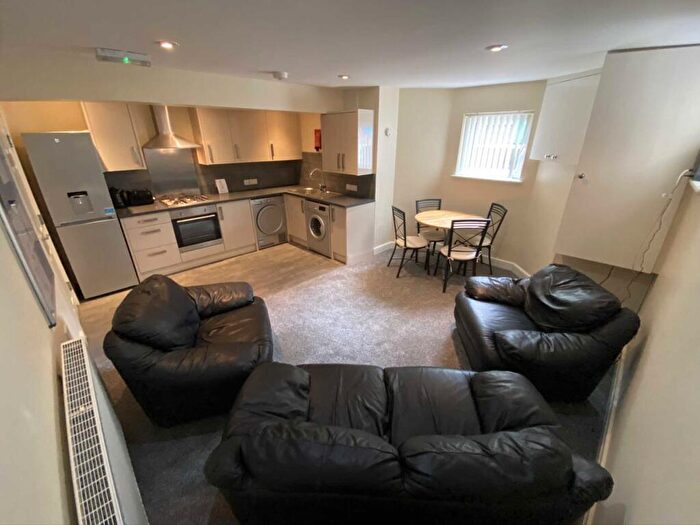 3 Bedroom Flat To Rent In Wellington Road, Fallowfield, M14