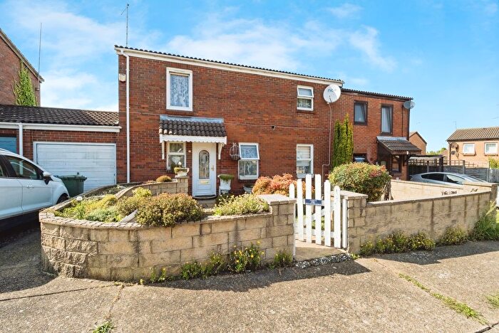 3 Bedroom Semi-Detached House For Sale In Quarry Mews, Purfleet-On-Thames, Essex, RM19