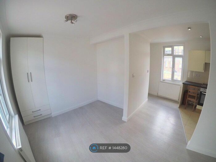 Studio To Rent In Belmont Hill, London, SE13