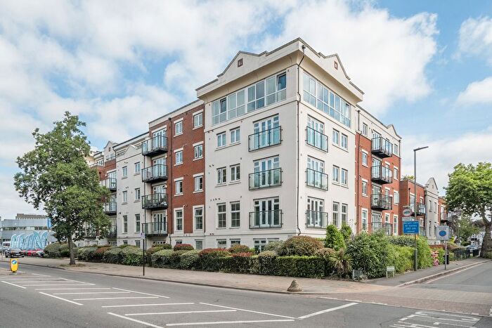 3 Bedroom Flat For Sale In Masons Hill, Bromley, BR2