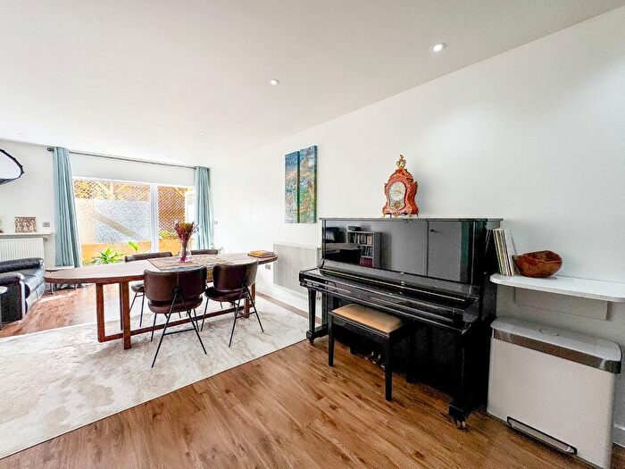 2 Bedroom Flat For Sale In Tovell Court, Rolfe Terrace, Woolwich, London, SE18