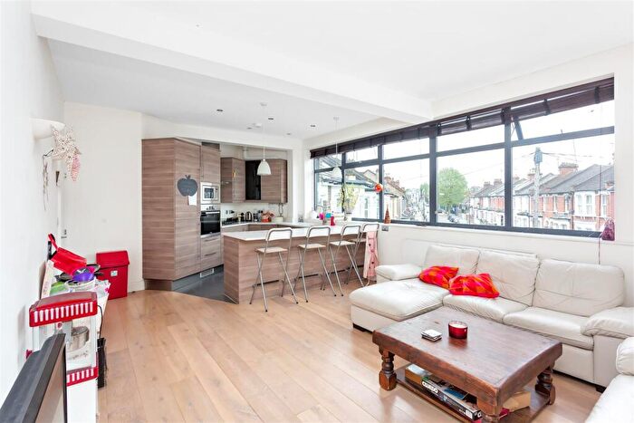 4 Bedroom Apartment To Rent In Villiers Road, Willesden Green, NW2