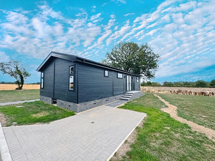 2 Bedroom Mobile/park Home For Sale In Woodside Park, Luton, LU1