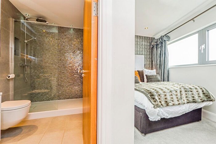 2 Bedroom Flat For Sale In Bute Terrace, Cardiff, CF10