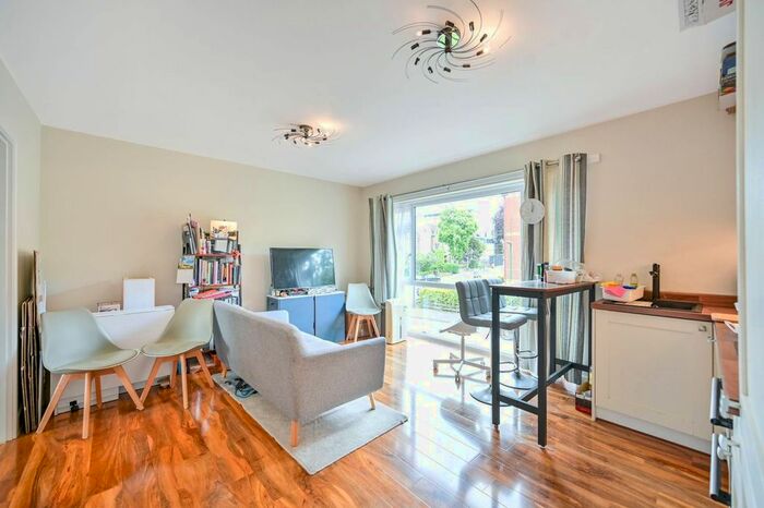 2 Bedroom Flat To Rent In Cedar Gardens, Sutton, SM2
