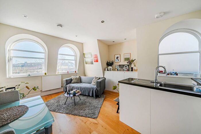 1 Bedroom Flat To Rent In North End Road, Fulham, London, SW6