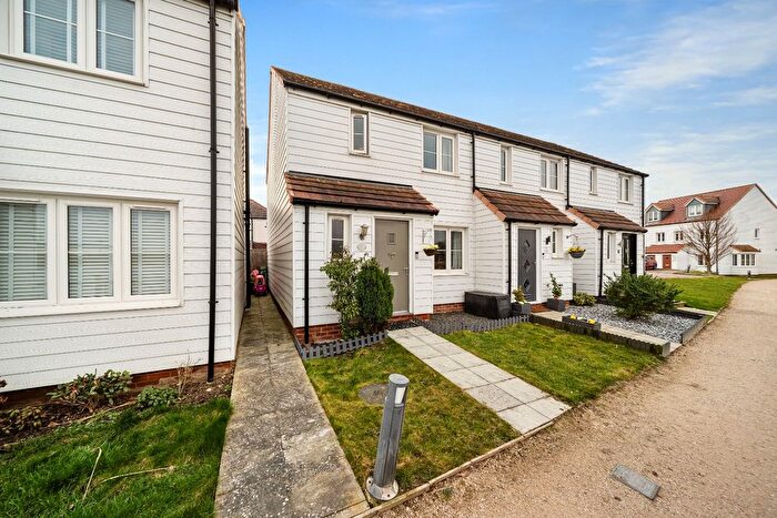 3 Bedroom Semi-Detached House For Sale In Ellingham View, Dartford, Kent, DA1
