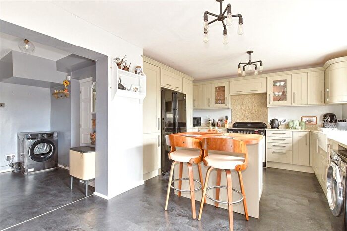 4 Bedroom Semi-detached House For Sale In Lynsted Close, Bexleyheath, Kent, DA6