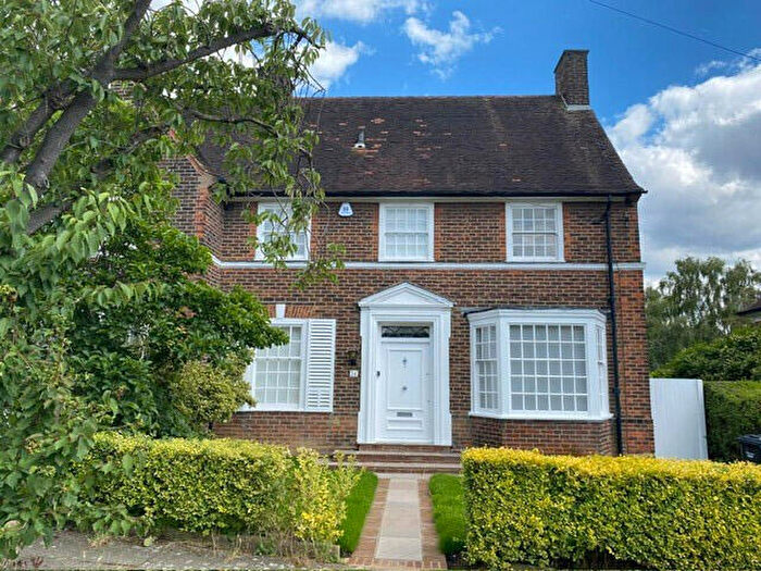 4 Bedroom Semi-Detached House To Rent In Gurney Drive, London, N2