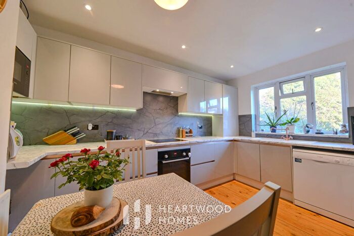 2 Bedroom Maisonette For Sale In Watling Street, Park Street, St. Albans, AL2