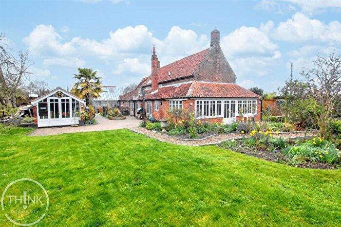 5 Bedroom Detached House For Sale In South Burlingham Road, South Burlingham, Norwich, NR13