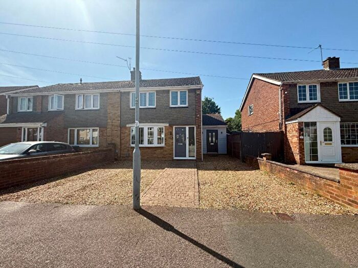 3 Bedroom Semi-Detached House For Sale In Bosmore Road, Luton, LU3