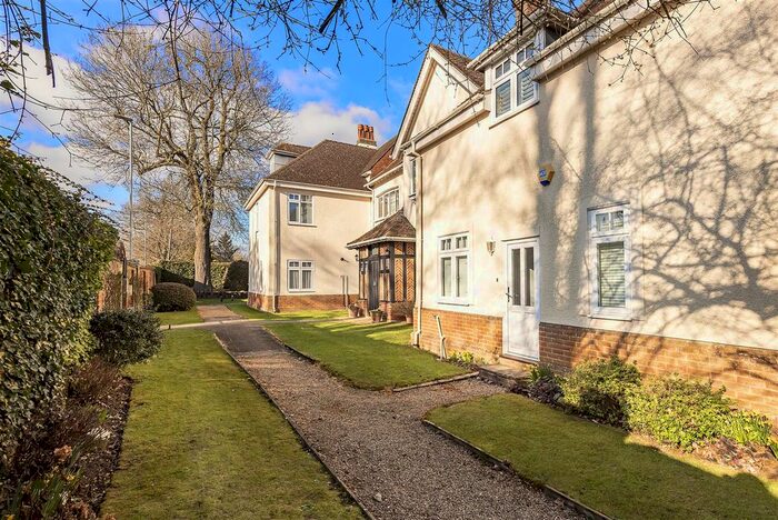 2 Bedroom Flat For Sale In Dunstable Road, Redbourn, St. Albans, AL3