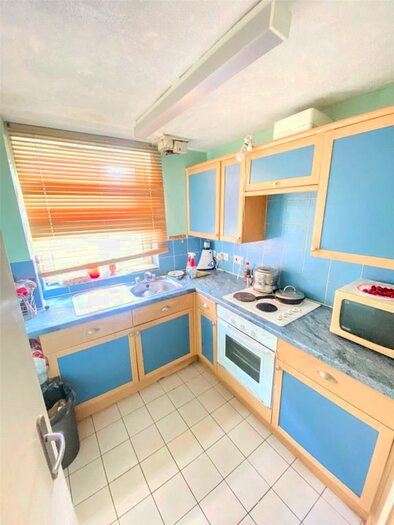 1 Bedroom Flat To Rent In Hathersage Road, Manchester, Greater Manchester, M13