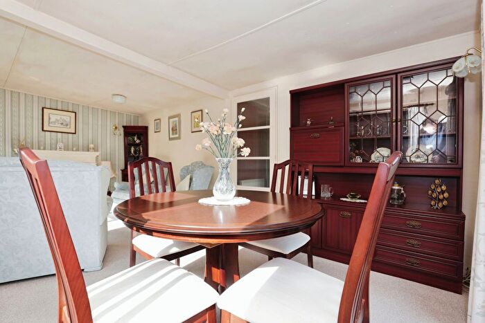 2 Bedroom Bungalow For Sale In Woodcot Park, Wilmcote, Stratford-Upon-Avon, Warwickshire, CV37