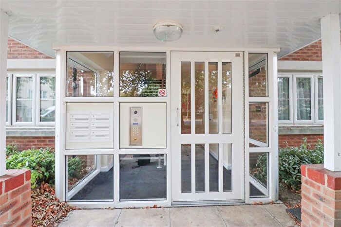 2 Bedroom Flat For Sale In Deadbrook Lane, Aldershot, GU12