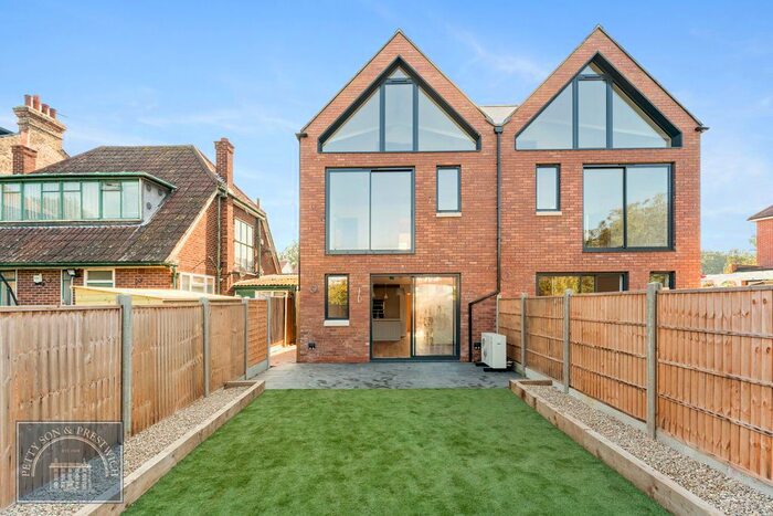 4 Bedroom Semi-Detached House To Rent In Harpenden Road, London, E12