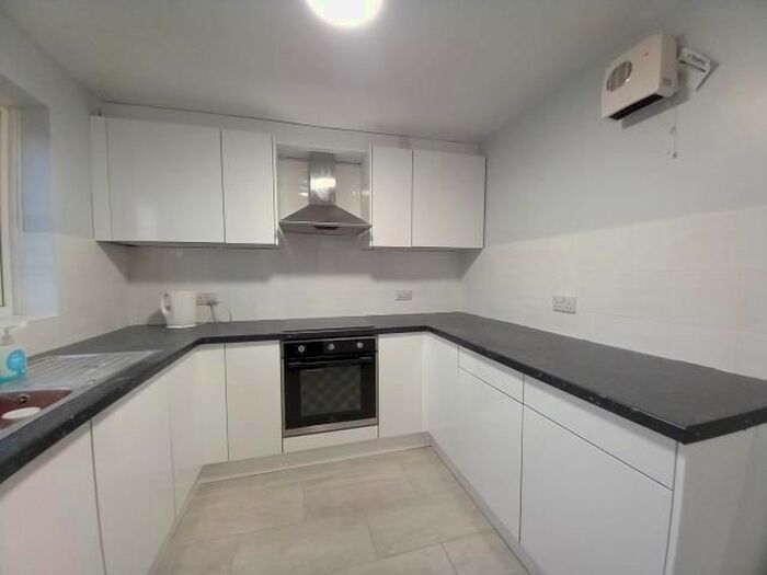 2 Bedroom Flat To Rent In Troutbeck Close, Slough, SL2