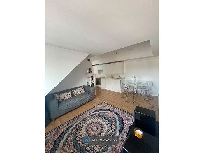 2 Bedroom Flat To Rent In Golders Way, London, NW11