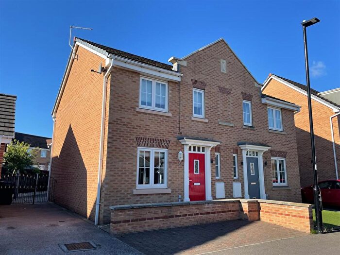 3 Bedroom Semi Detached House To Rent In Middlepeak Way, Handsworth, S13