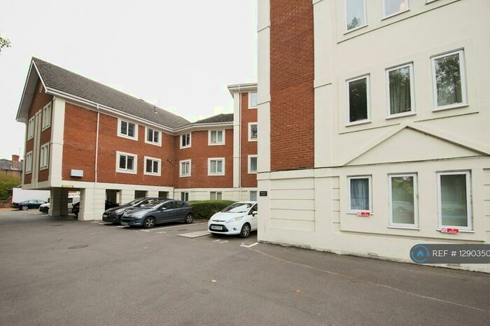 2 Bedroom Flat To Rent In Shelley Court, Reading, RG1
