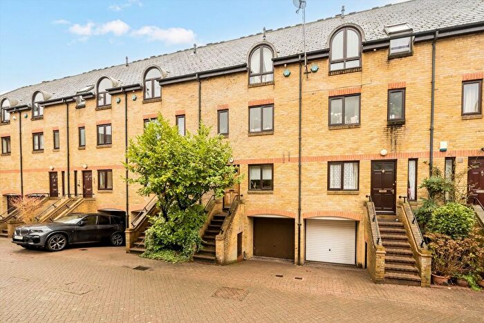 3 Bedroom Flat To Rent In Roding Mews, Wapping, E1W