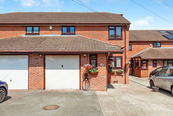 3 Bedroom Semi Detached House For Sale In Broad Oak, Slough, SL2