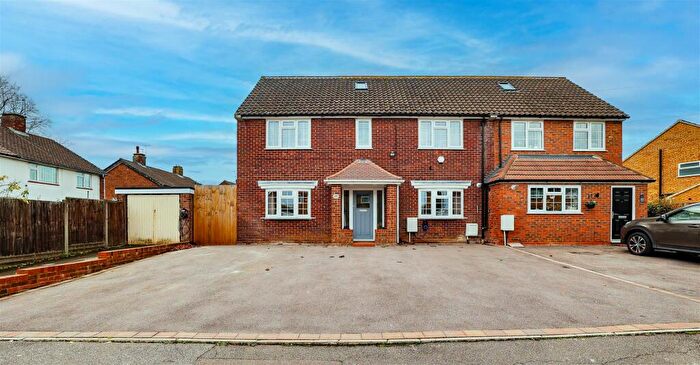 5 Bedroom Semi-Detached House For Sale In Brickmakers Lane, Hemel Hempstead, HP3