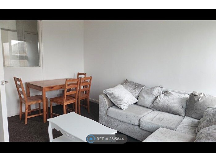4 Bedroom Flat To Rent In Roachdale, Manchester, OL12