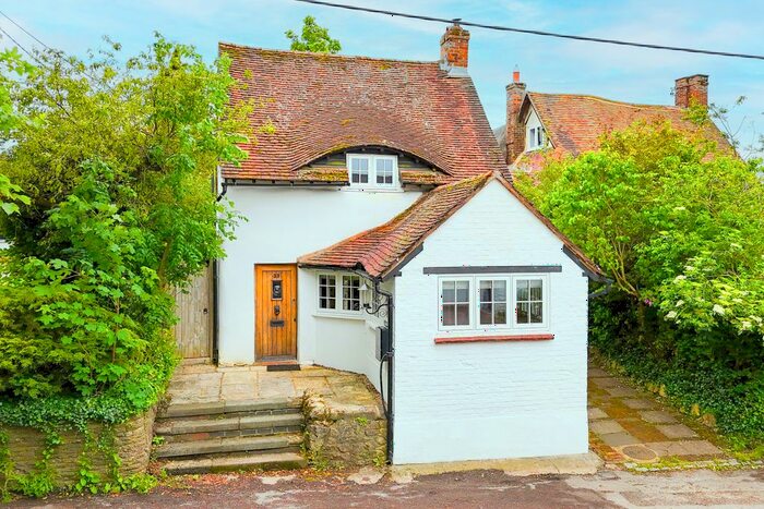 2 Bedroom Cottage For Sale In Frogmore Lane, Long Crendon, Buckinghamshire, HP18