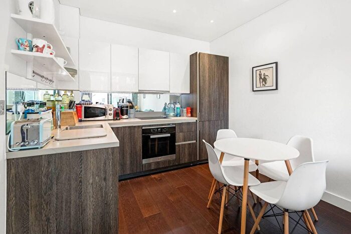 2 Bedroom Flat To Rent In Plaza Gardens, East Putney, London, SW15