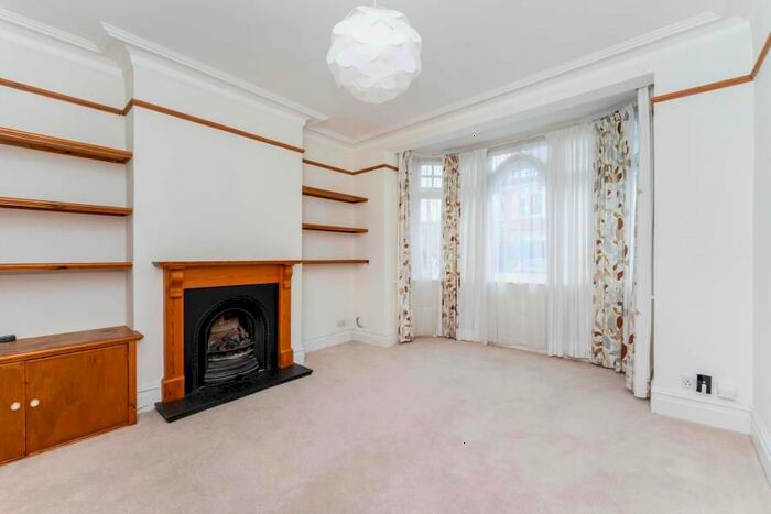 2 Bedroom Flat To Rent In Highlands Avenue, London W3