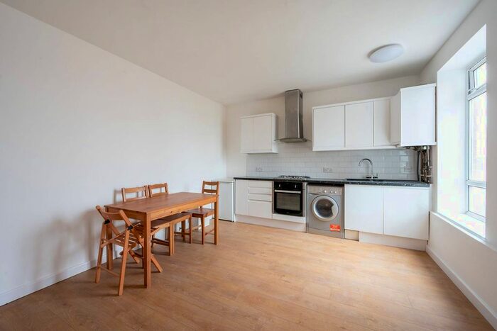 2 Bedroom Flat To Rent In Upper Richmond Road, Putney, London, SW15