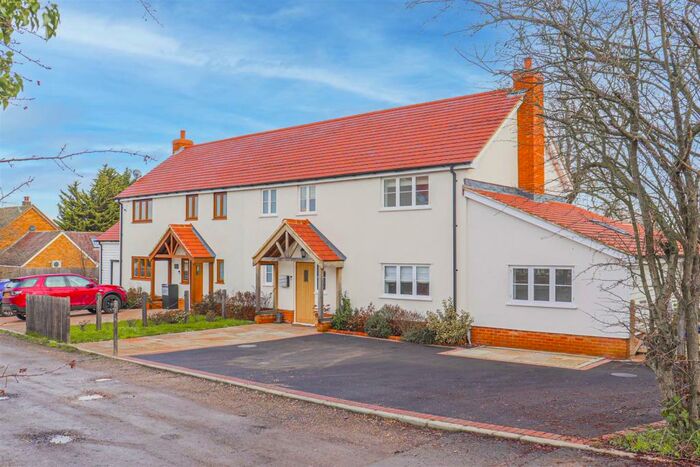 4 Bedroom Semi-Detached House To Rent In Bumbles Green, Nazeing, EN9