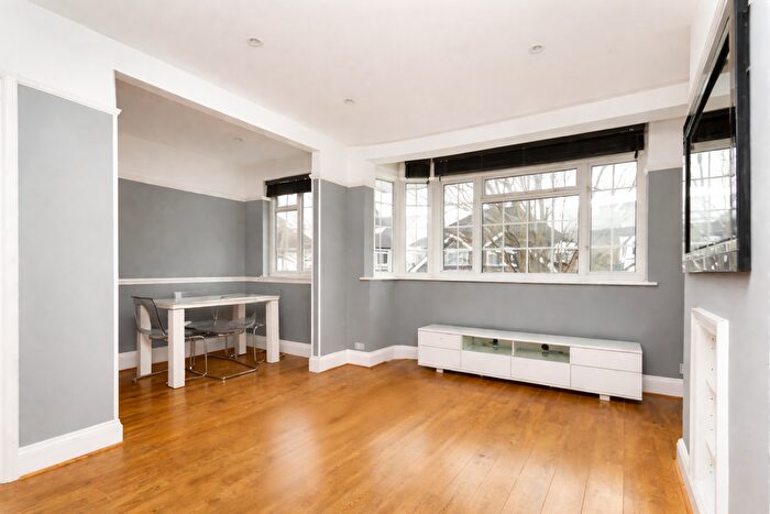 2 Bedroom Maisonette For Sale In Bute Gardens West, Wallington, SM6