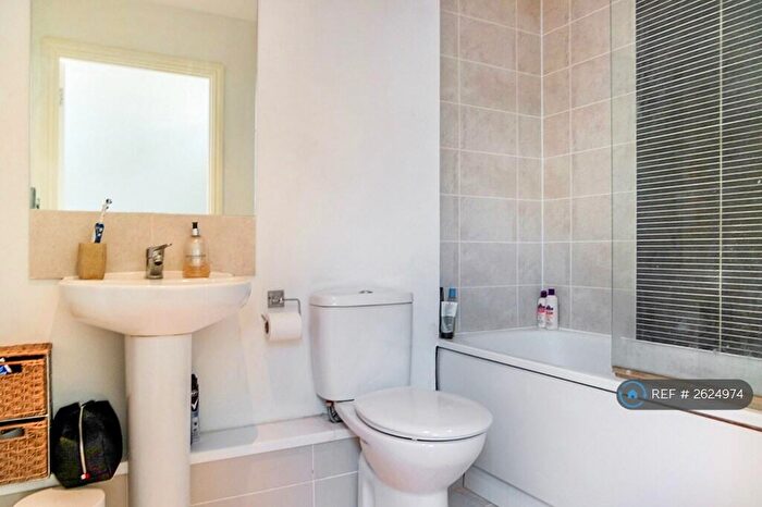 2 Bedroom Flat To Rent In Datchet Road, Slough, SL3