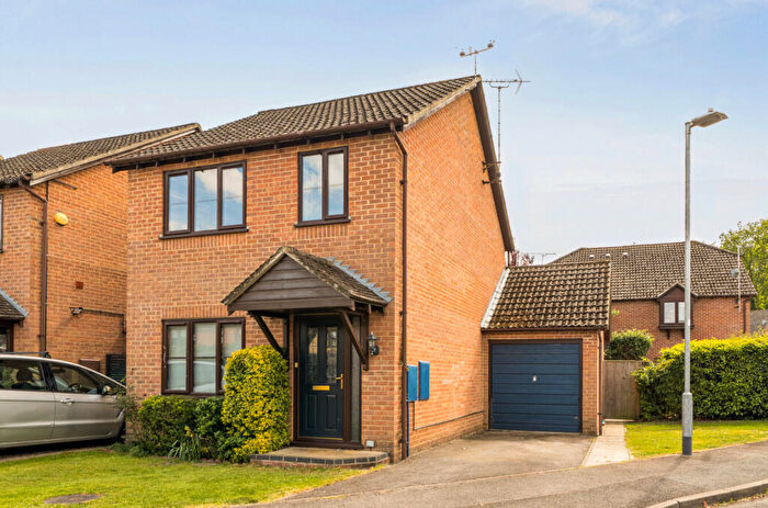 3 Bedroom Link Detached House For Sale In Vermont Woods, Finchampstead, Wokingham, RG40