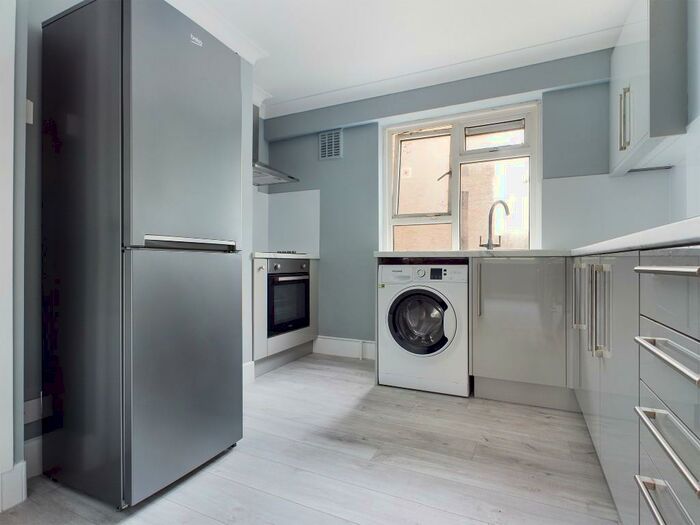 2 Bedroom Flat To Rent In Selsfield Drive, BN2