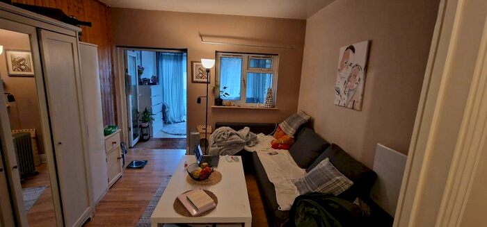 Studio To Rent In Edgware Road, London, NW2