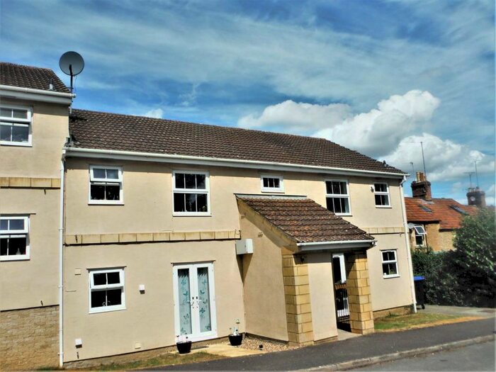 2 Bedroom Flat To Rent In Queens Square, Chippenham, SN15