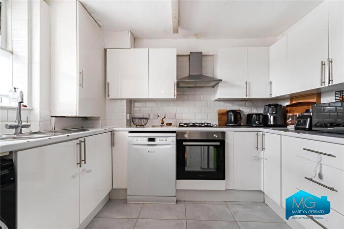2 Bedroom Apartment To Rent In East Crescent, New Southgate, London, N11