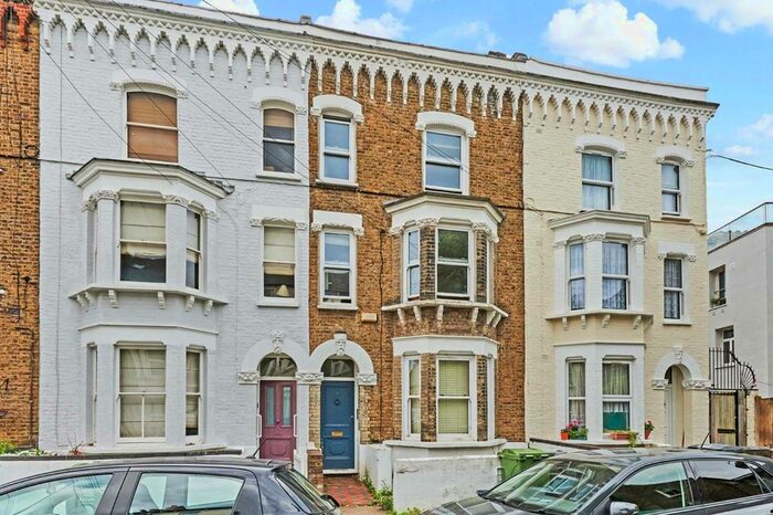 3 Bedroom Flat To Rent In Santley Street, London, SW4