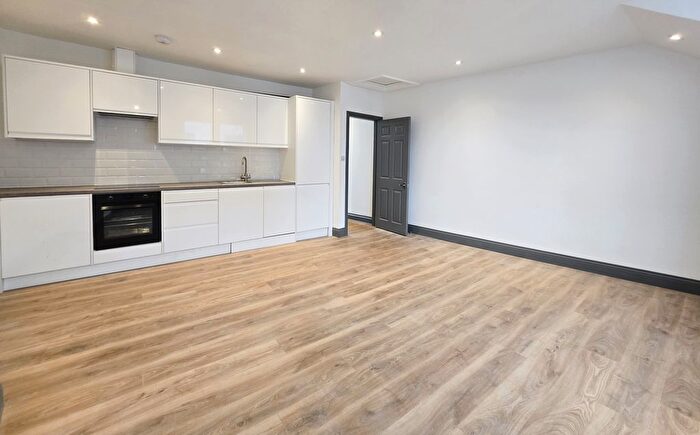 2 Bedroom Flat To Rent In Garratt Lane, London, SW18