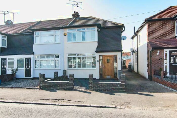 3 Bedroom End Of Terrace House To Rent In Avondale Drive, Loughton, Essex, IG10