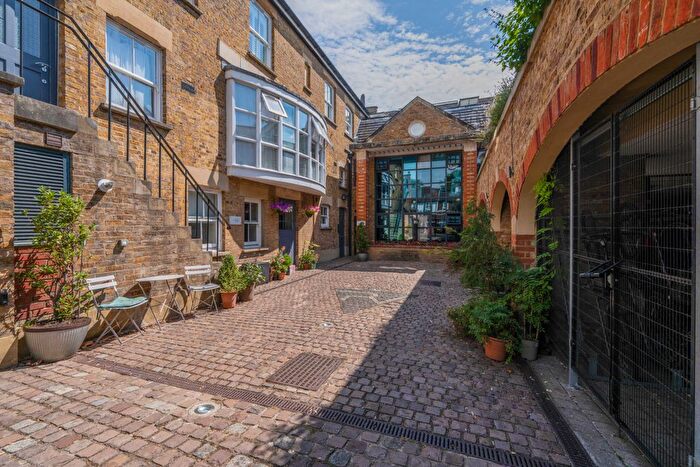 1 Bedroom Flat For Sale In Church Street, Hampton, TW12