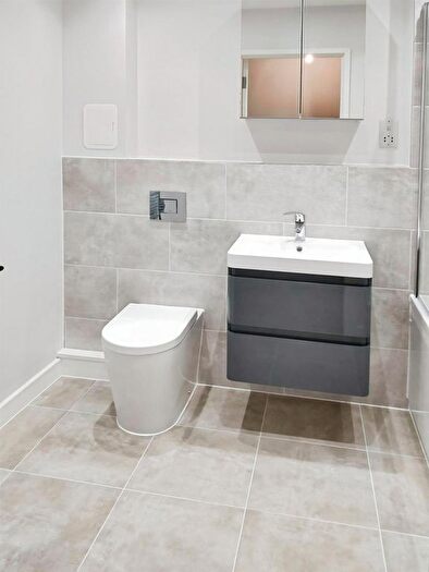 2 Bedroom Flat For Sale In Park Avenue, Bushey, WD23