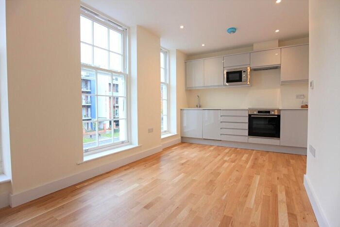 1 Bedroom Flat To Rent In New Zealand Avenue, KT12