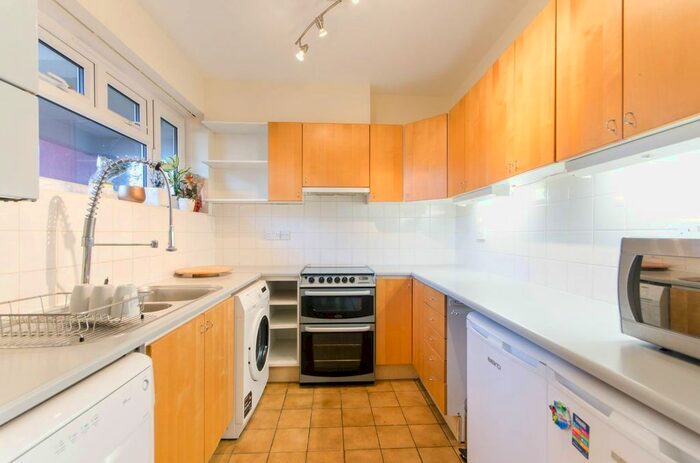2 Bedroom Flat To Rent In Wimbledon Park Court, Southfields, London, SW19